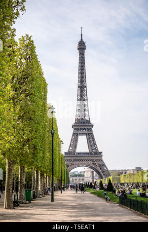 Torre Eiffel visto da Champs de Mars Foto Stock