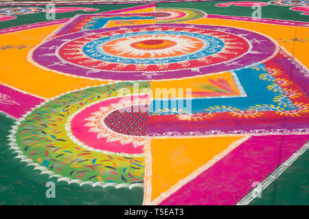 Enorme Rangoli per celebrare Gudi Padva Festival, Thane Maharashtra, India, Asia Foto Stock