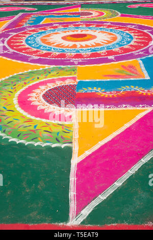 Enorme Rangoli per celebrare Gudi Padva Festival, Thane Maharashtra, India, Asia Foto Stock