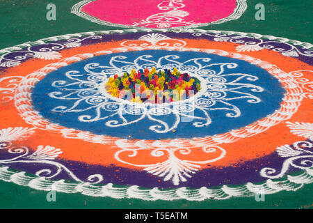 Enorme Rangoli per celebrare Gudi Padva Festival, Thane Maharashtra, India, Asia Foto Stock