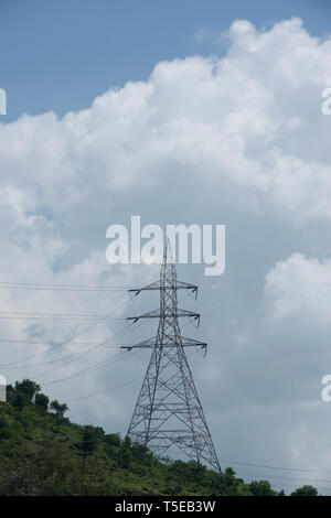 Alta tensione linea torre sulla collina Parvati, Pune, Maharashtra, India, Asia Foto Stock