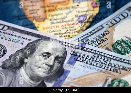 Dollari per il Sud Africa mappa. American investment e trading, economia sudafricana Foto Stock