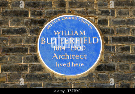 Londra, Inghilterra, Regno Unito. Blu Commemorative Plaque: William Butterfield 1814-1900 architetto vissuto qui - 42 Bedford Square (1978) Foto Stock