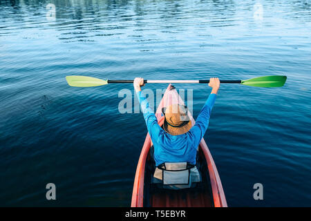 L'uomo kayak su un lago incontaminato, vista dall'alto Foto Stock