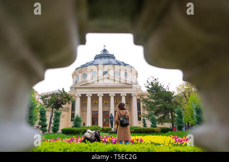 Bucarest, Romania - 17 Aprile 2019: Femmina turisti scattando foto e ammirando il Romanian Athenaeum (Ateneul Roman) a Bucarest, in Romania. Turismo, Foto Stock