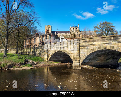 Nella cattedrale di Ripon dal fiume Skell nella città di Ripon North Yorkshire, Inghilterra Foto Stock