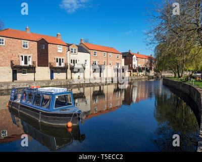 Ripon Bacino del canale in primavera nella città di Ripon North Yorkshire, Inghilterra Foto Stock