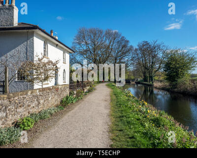 Ex bloccare i detentori Cottage a serratura Rhodesfield sul canale di Ripon Ripon North Yorkshire, Inghilterra Foto Stock