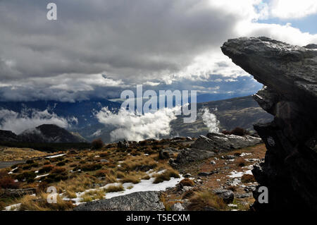 Le nuvole e il paesaggio al di sopra della Gola di Poqueira in Alpujarra Regione del Parco Nazionale della Sierra Nevada in Andalusia, Spagna. Foto Stock