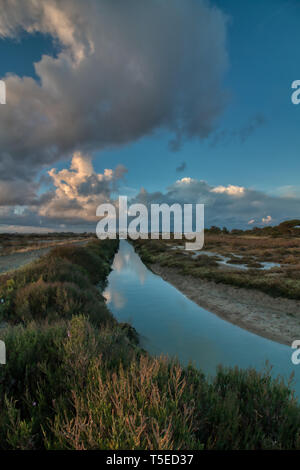 Tramonto nelle saline di Carboneros, in Chiclana de la Fontera, Spagna Foto Stock