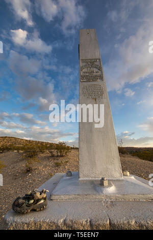 Un bimbo a scarpa si appoggia alla base di un US-Messico monumento di confine vicino al Anapra Gap, un popolare punto di incrocio per i migranti nei pressi di El Paso, Texas Foto Stock