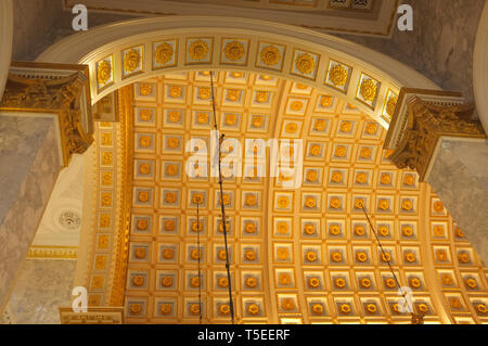 Samut Prakan, Tailandia - 23 Marzo 2019. San Luigi Maria di Montfort Chiesa caratteristiche interne architettura Italiana & le finestre di vetro macchiate. La chiesa Foto Stock