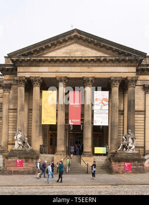 Le persone che entrano nel Walker Art Gallery di Liverpool, in Inghilterra, Regno Unito Foto Stock