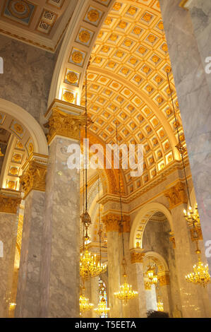 Samut Prakan, Tailandia - 23 Marzo 2019. San Luigi Maria di Montfort Chiesa caratteristiche interne architettura Italiana & le finestre di vetro macchiate. La chiesa Foto Stock