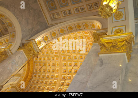 Samut Prakan, Tailandia - 23 Marzo 2019. San Luigi Maria di Montfort Chiesa caratteristiche interne architettura Italiana & le finestre di vetro macchiate. La chiesa Foto Stock