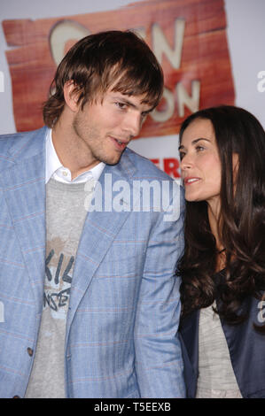 LOS ANGELES, CA. 25 settembre 2006: Attore Ashton Kutcher & moglie attrice demi moore presso il Los Angeles premiere del suo nuovo film 'Open Season' presso il Teatro Greco, Hollywood. Immagine: Paul Smith / Featureflash Foto Stock