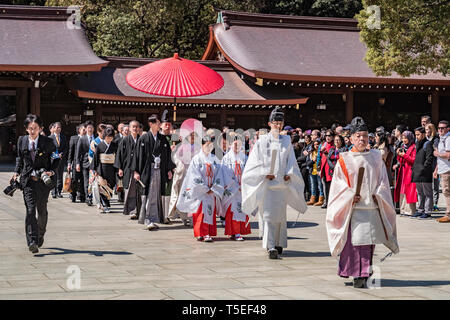 24 Marzo 2019: Tokyo, Giappone - Processione facenti parte di un tradizionale matrimonio Shinto cerimonia presso la Meiji Jingu in Tokyo. Foto Stock