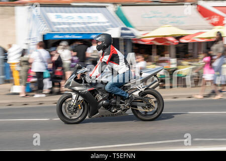 Yamaha YZF-R1 moto essendo cavalcato a Southend Shakedown risurrezione Raduno motociclistico evento, Southend on Sea, Essex, Regno Unito Foto Stock