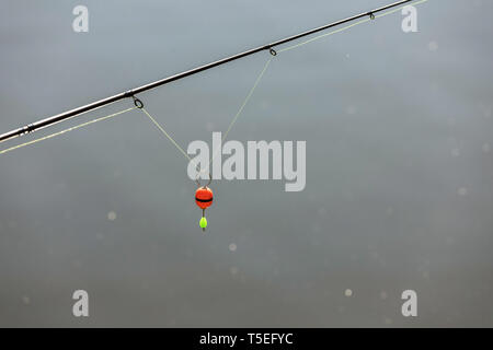 Canna da pesca, dettaglio sul galleggiante sul fondo di acqua. Foto Stock