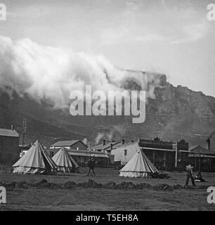 Fotografia scattata durante la guerra boera in Sud Africa, in che cosa ora è Città del Capo. Un accampamento di soldati britannici, con Table Mountain in background. Foto Stock