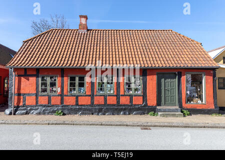 Vecchio rosso e nero casa in legno e muratura in Algade, Saeby, nel Nord dello Jutland, Danimarca Foto Stock
