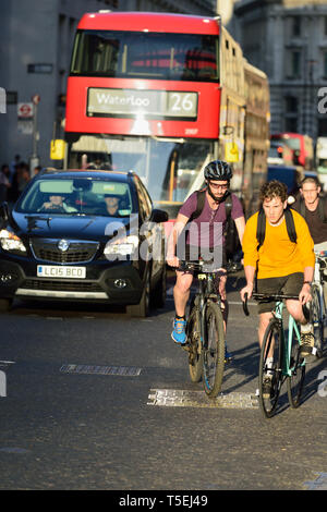 Biciclette in ora di punta del traffico, Cheapside, City of London, Regno Unito Foto Stock