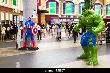 Bangkok, Thailandia - Apr 24, 2019: vendicatori 4 Endgame modello di personaggio Hulk e Captain America davanti al teatro con persone queing fino a comprare tic Foto Stock