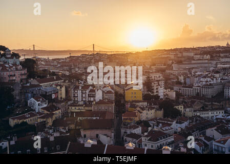 Il tramonto di Lisbona, Portogallo, vista dal Miradouro da Graca Foto Stock