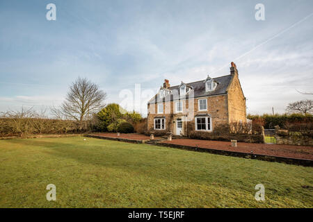 Ampio angolo di visione dell'esterno di una casa di campagna nella Contea di Durham. Foto Stock