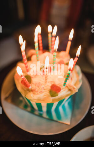 Close-up shot di una torta di compleanno con candele. Foto Stock