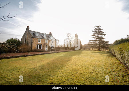 Ampio angolo di visione dell'esterno di una casa di campagna nella Contea di Durham. Foto Stock