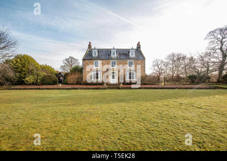 Ampio angolo di visione dell'esterno di una casa di campagna nella Contea di Durham. Foto Stock