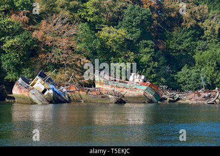 Relitti di navi nel porto di Rhu Douarnenez, un comune nel dipartimento di Finistère Bretagna nel nord-ovest della Francia. Foto Stock