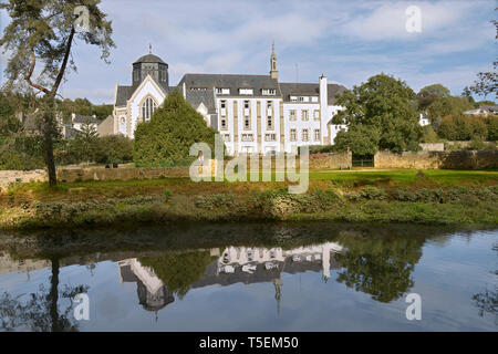 Abbazia di bianco (Abbaye blanche in francese) e la cappella di San Giuseppe sulle rive del fiume Laita a Quimperlé, un comune nel dipartimento di Finistère Foto Stock