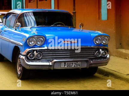 L'Avana, Cuba - Gennaio 11, 2019: auto d'epoca si muovono su strade di l'Avana colorati. Una grande varietà di vecchie automobili esistono a Cuba. Per le strade di automobili Foto Stock