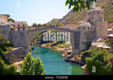 Stari Most, Ponte Vecchio; 16 secolo ponte Ottomano, fiume Neretva; design ad arco; acqua, persone, sito Patrimonio Mondiale dell'UNESCO; Mostar; Bosnia Erzegovina Foto Stock