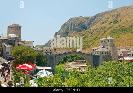 Stari Most, Ponte Vecchio; 16 secolo Ottoman ponte sul fiume Neretva; design ad arco; strada stretta, persone, sito Patrimonio Mondiale dell'UNESCO; Mostar; Bosnia Foto Stock