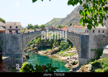 Stari Most, Ponte Vecchio; 16 secolo struttura Ottomano, fiume Neretva; design ad arco; sito Patrimonio Mondiale dell'UNESCO; gremito di gente, Mostar; Bosnia egli Foto Stock