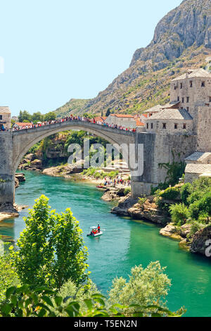 Stari Most, Ponte Vecchio; 16 secolo struttura Ottomano, fiume Neretva; design ad arco; folla di popolo, sito Patrimonio Mondiale dell'UNESCO; Mostar; Bosnia Herzeg Foto Stock