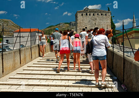 Stari Most, Ponte Vecchio; 16 secolo architettura ottomana; design ad arco; tenelia pietra, persone che attraversano, sito Patrimonio Mondiale dell'UNESCO; Mostar; Bosnia il suo Foto Stock