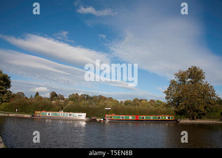 Strette barche ormeggiate dal cartello su Llangollen Canal Ellesmere Shropshire Inghilterra Foto Stock