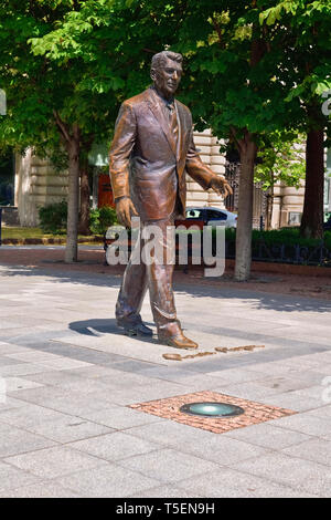 Ungheria, Budapest, Szabadsag o Liberty Square, statua dell ex presidente americano Ronald Reagan. Foto Stock