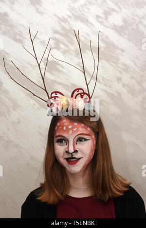 Young Teen ragazza con verniciatura scocca e costume vestito come un forest fairy pronto per una festa di Halloween Foto Stock