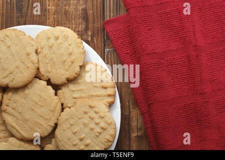 Home cotta burro di arachidi cookie sul legno. Foto Stock