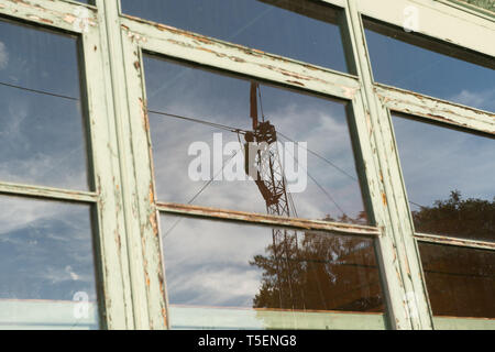 CORDES SUR CIEL, Francia - 03 ottobre: la riflessione di un uomo di preparare una corda per una sessione di highline, Occitanie, Cordes sur Ciel, Francia su ottobre 03, 2014 in Cordes sur Ciel, Francia. Foto Stock