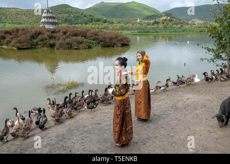 Songzanlin tibetano monastero buddista si riflette nel lago sacro, Shangri-La, nella provincia dello Yunnan in Cina Foto Stock