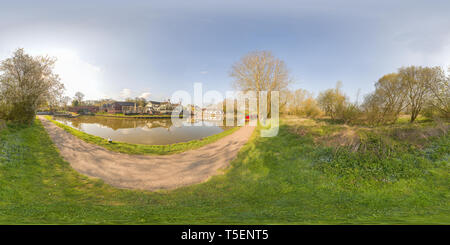 Visualizzazione panoramica a 360 gradi di Canal lunghe barche in stile Vittoriano costruito sistema idroviario a Foxton Locks, Inghilterra, su una soleggiata giornata di primavera.