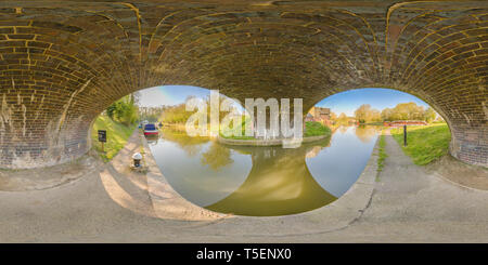 Visualizzazione panoramica a 360 gradi di Canal lunghe barche ormeggiate sul costruito in stile vittoriano sistema idroviario a Foxton Locks, Inghilterra, su una soleggiata giornata di primavera.