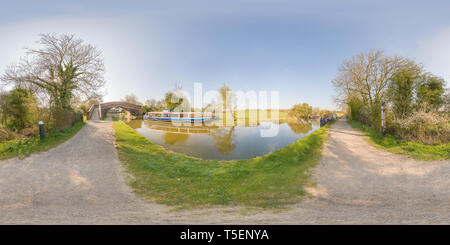 Visualizzazione panoramica a 360 gradi di Canal lunghe barche ormeggiate sul costruito in stile vittoriano sistema idroviario a Foxton Locks, Inghilterra, su una soleggiata giornata di primavera.