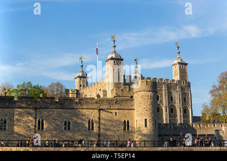 Inghilterra Londra - Aprile 20, 2019 : Torre di Londra con il gruppo in visita turistica. Foto Stock